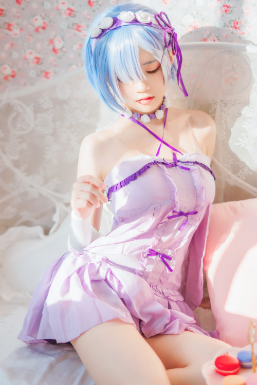 Read more about the article Cosplay 桜桃喵 蕾姆睡裙