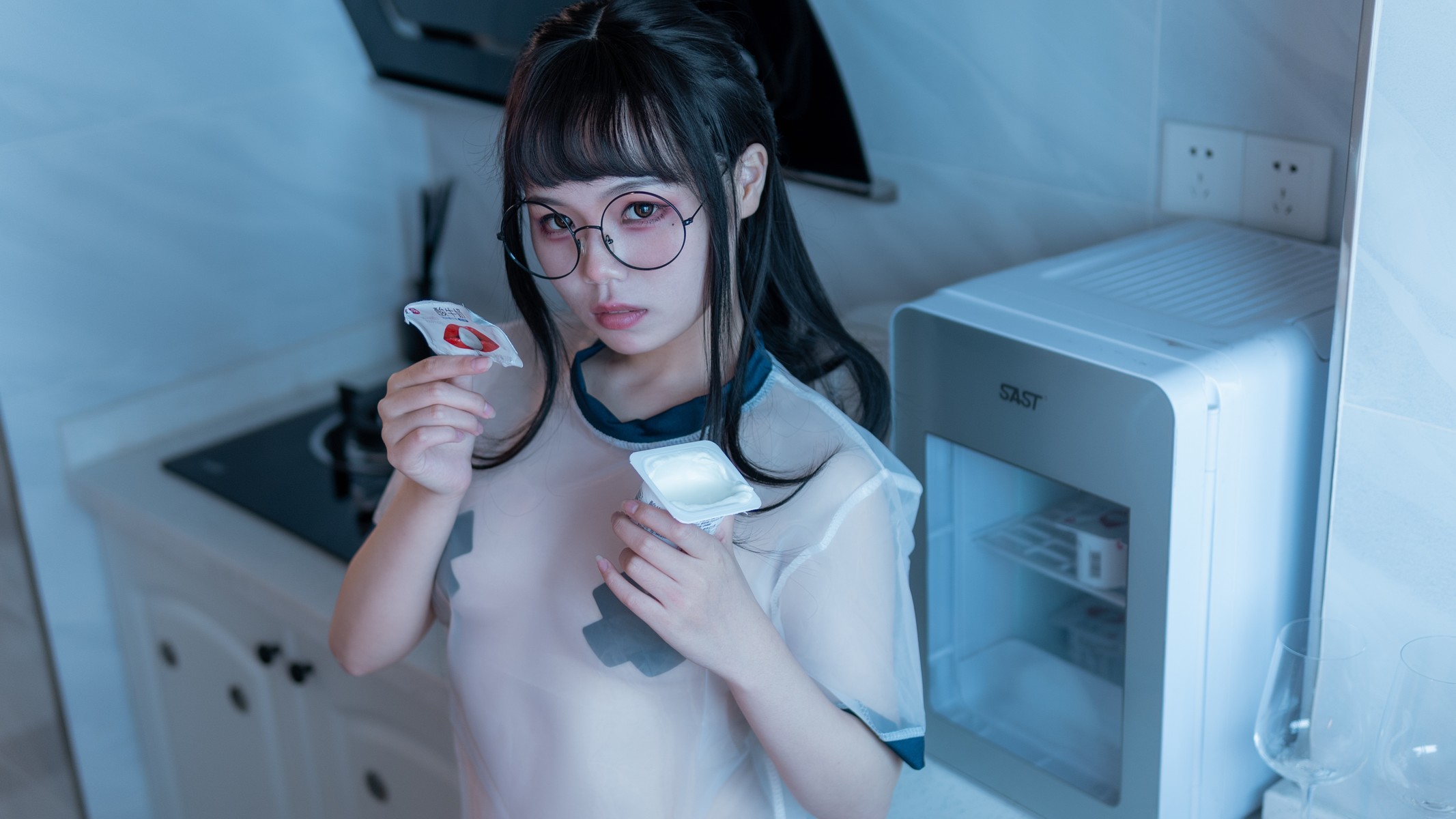 Cosplay 七月喵子 喝酸奶的眼镜娘