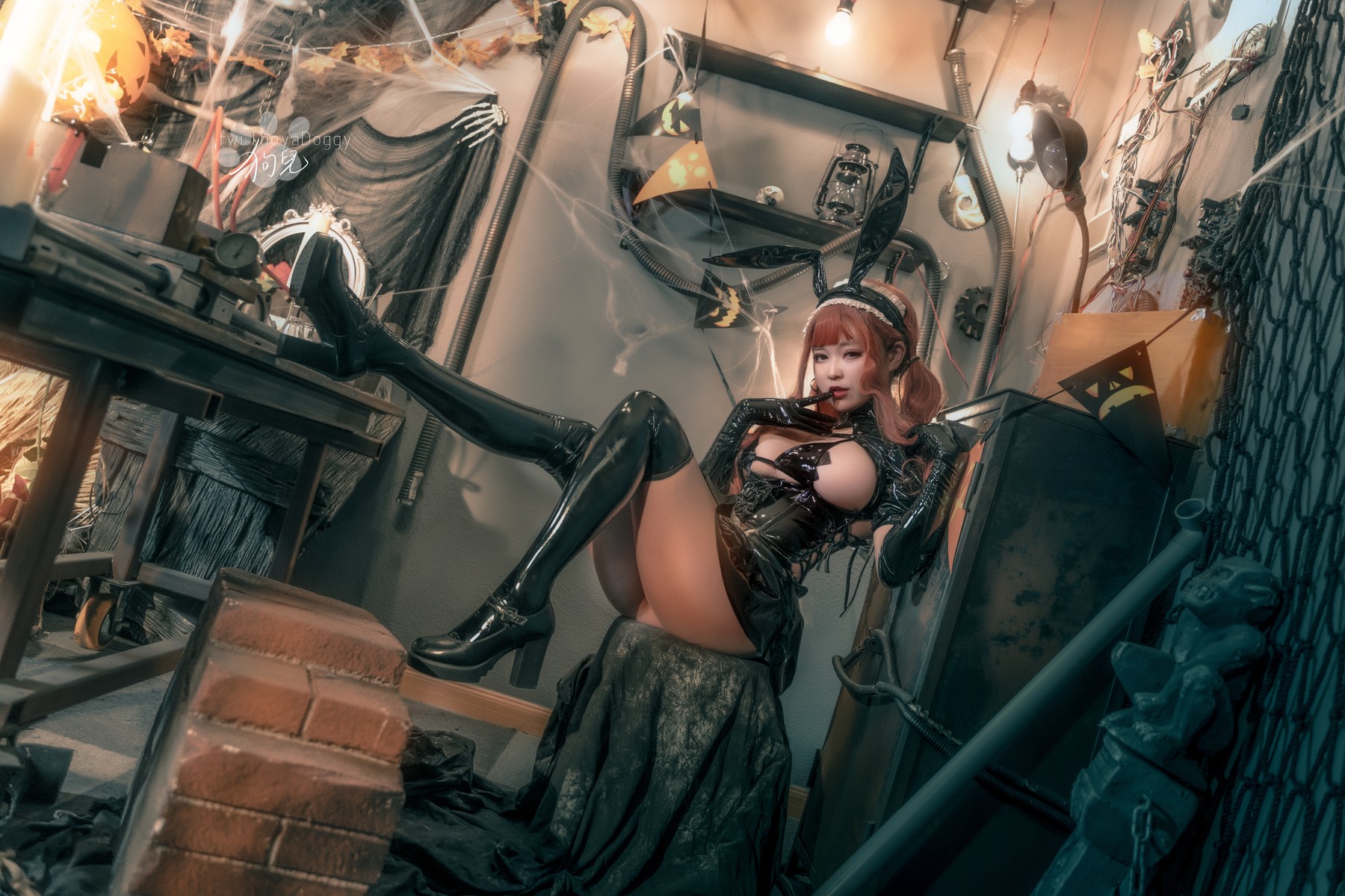 Cosplay 奇行家狗崽 漆皮兔女仆