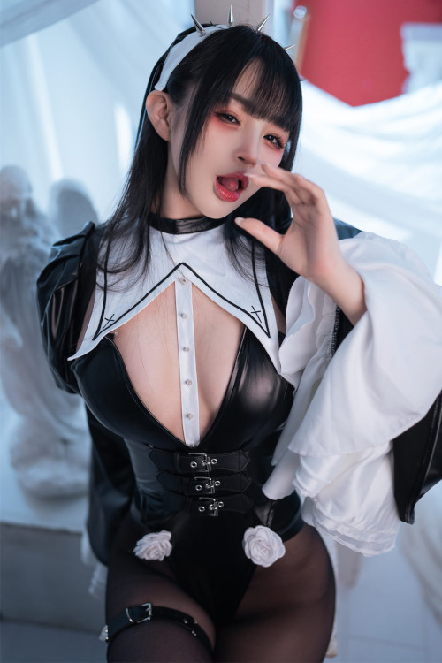 Read more about the article Cosplay 桜井宁宁 皮衣修女