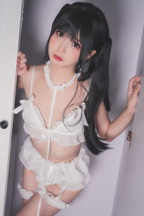 Read more about the article Cosplay 面饼仙儿 脑内少女 白内衣